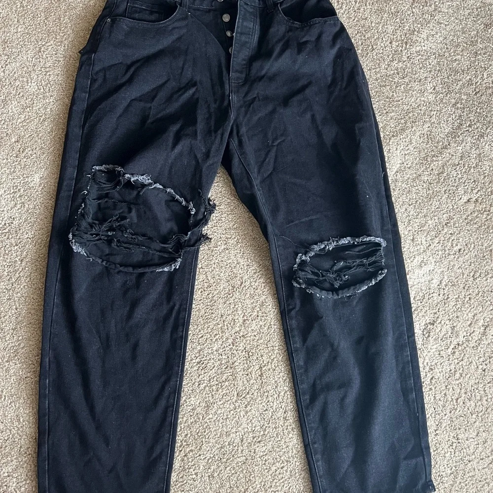 Pretty Little Thing Black Ripped Boyfriend Jeans - Picture 2 of 4